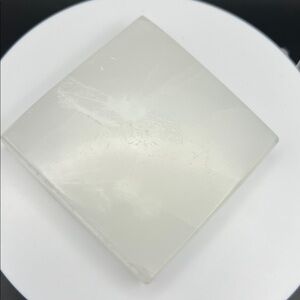 Selenite charge plate